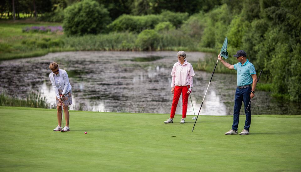 3 golf spillere ved søen