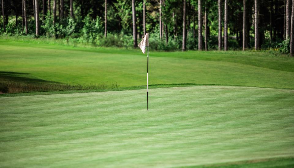 Golf flag ved hul på golfbanen